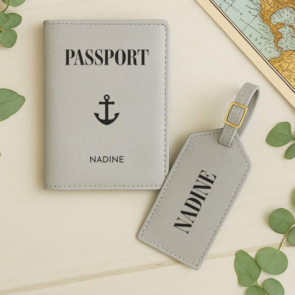 Personalisierbare Reisepasshülle und Koffertag mit Symbol und Text