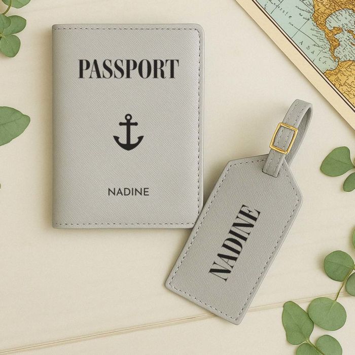 Personalisierbare Reisepasshülle und Koffertag mit Symbol und Text Personalisierbare Reisepasshülle und Koffertag mit Symbol und Text
