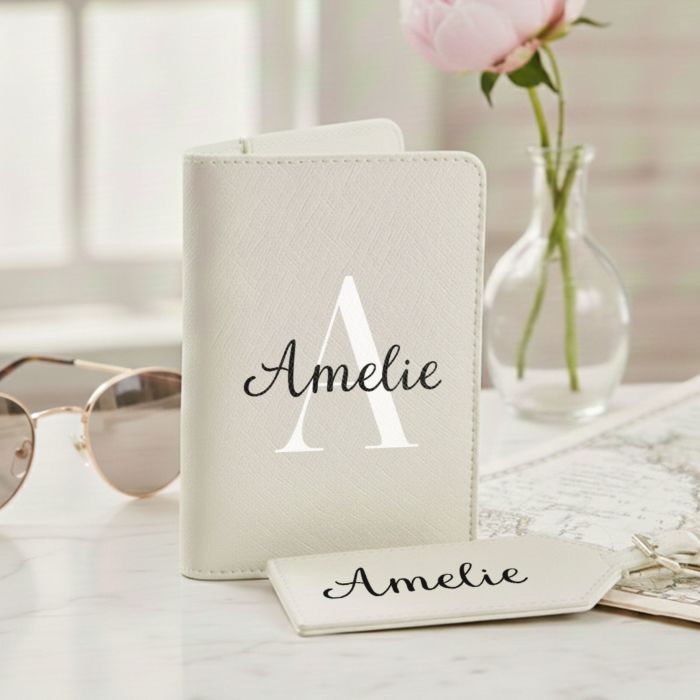 Personalisierbare Reisepasshülle und Koffertag mit Monogramm
